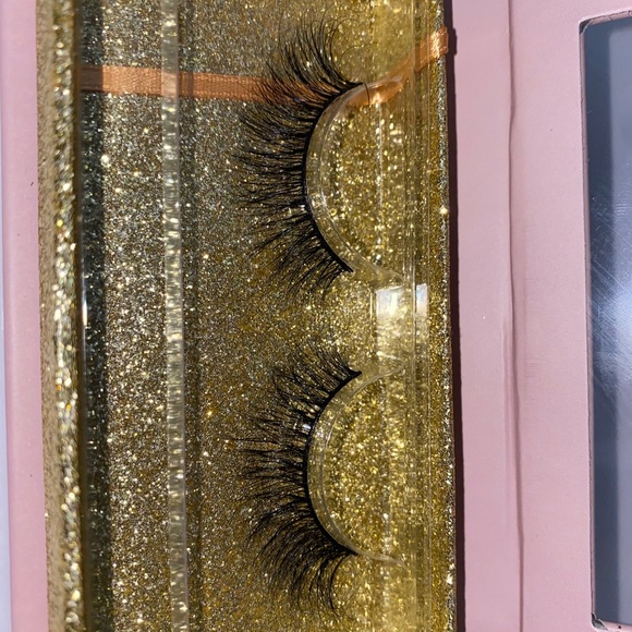 Lashes - Picture 2 of 3